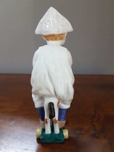 27055048c - Sog. Hentschelkind, Knabe mit Zeitungsmütze auf Holzpferd reitend, Meissen, Entw. Konrad ...