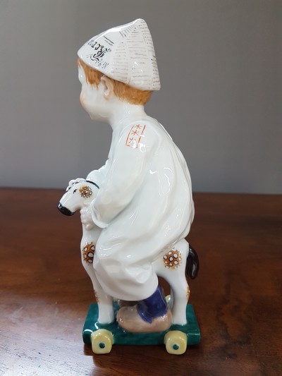 27055048d - Sog. Hentschelkind, Knabe mit Zeitungsmütze auf Holzpferd reitend, Meissen, Entw. Konrad ...