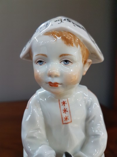 27055048e - Sog. Hentschelkind, Knabe mit Zeitungsmütze auf Holzpferd reitend, Meissen, Entw. Konrad ...