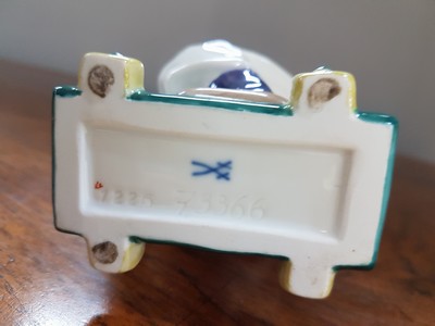 27055048f - Sog. Hentschelkind, Knabe mit Zeitungsmütze auf Holzpferd reitend, Meissen, Entw. Konrad ...