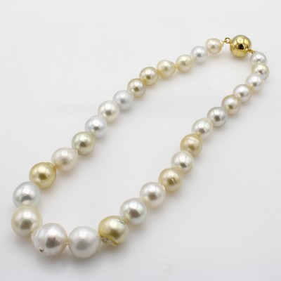 27055054a - Südseezuchtperlenkette, Magnetschl. 925er Silber verg., 29 weiße-silbergraue u. hell- ...