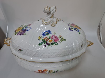 27055059a - Große Deckelterrine, Meissen, Pfeifferzeit, 2. Wahl, Porzellan, farbig- und ...
