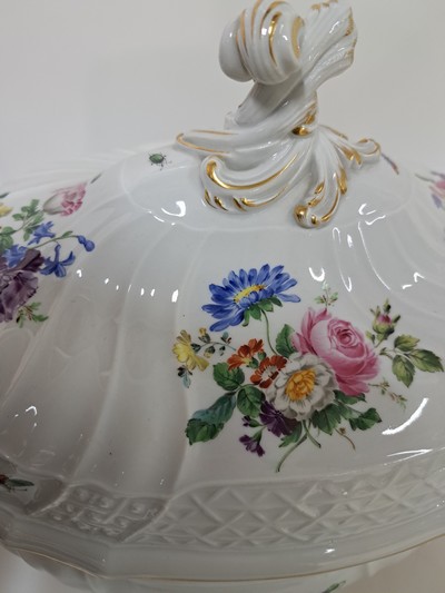 27055059b - Große Deckelterrine, Meissen, Pfeifferzeit, 2. Wahl, Porzellan, farbig- und ...