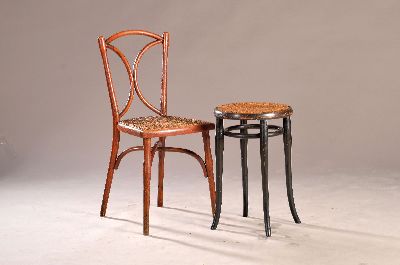 27055065a - Hocker und Stuhl, Thonet, um 1900, Sitzfläche mit Geflecht, Rücken mit zwei halbrunden ...