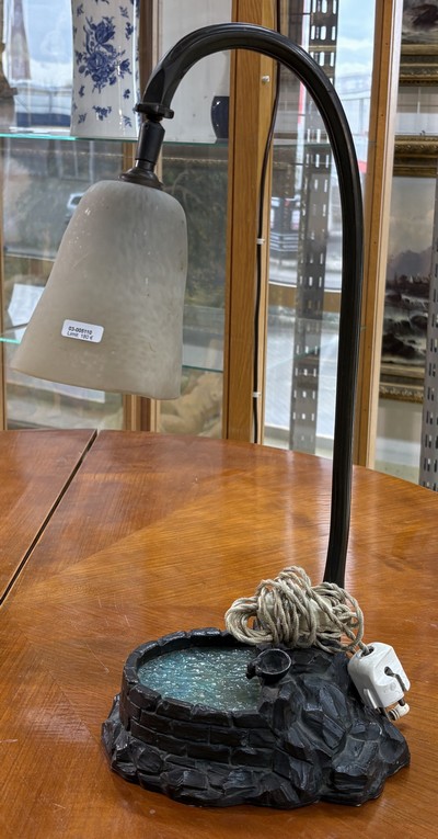 27055069a - Tischlampe, Frankreich, Degue, 20er Jahre, Fuß in Form eines Brunnens, Metall mit ...