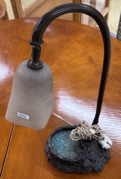 27055069c - Tischlampe, Frankreich, Degue, 20er Jahre, Fuß in Form eines Brunnens, Metall mit ...