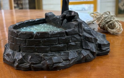 27055069g - Tischlampe, Frankreich, Degue, 20er Jahre, Fuß in Form eines Brunnens, Metall mit ...