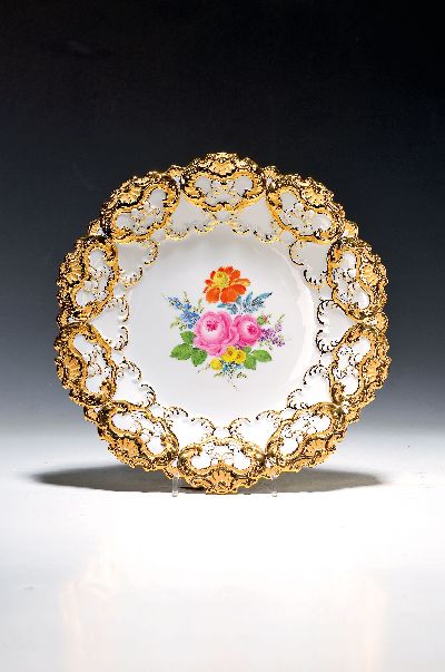 Image Prunkteller, Meissen, 20. Jh., 1. Wahl, matt- und glanzvergoldetes Relief, mittig ...