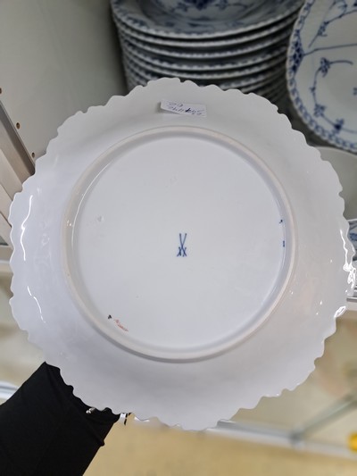 27055091a - Prunkteller, Meissen, 20. Jh., 1. Wahl, matt- und glanzvergoldetes Relief, mittig ...