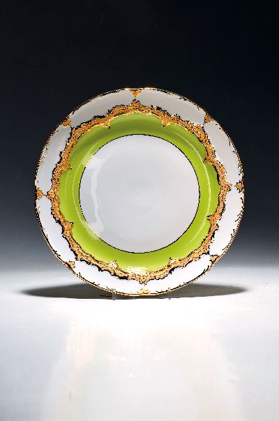 Image Runde Platte, Meissen, 20. Jh., 1. Wahl, B-Form, partiell grün glasiert, matt- und ...