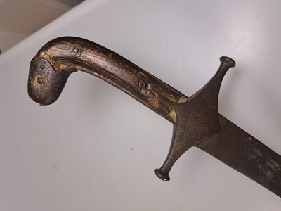 27055095h - Säbel/Shamshir und kleiner Rundschild, osmanisches Reich, 19. Jahrhundert, Holzgriff, ...