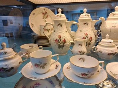 27055098a - Kaffee- und Teeservice für 12 Personen, Rosenthal, Modell Moosrose, elfenbeinfarbenes ...