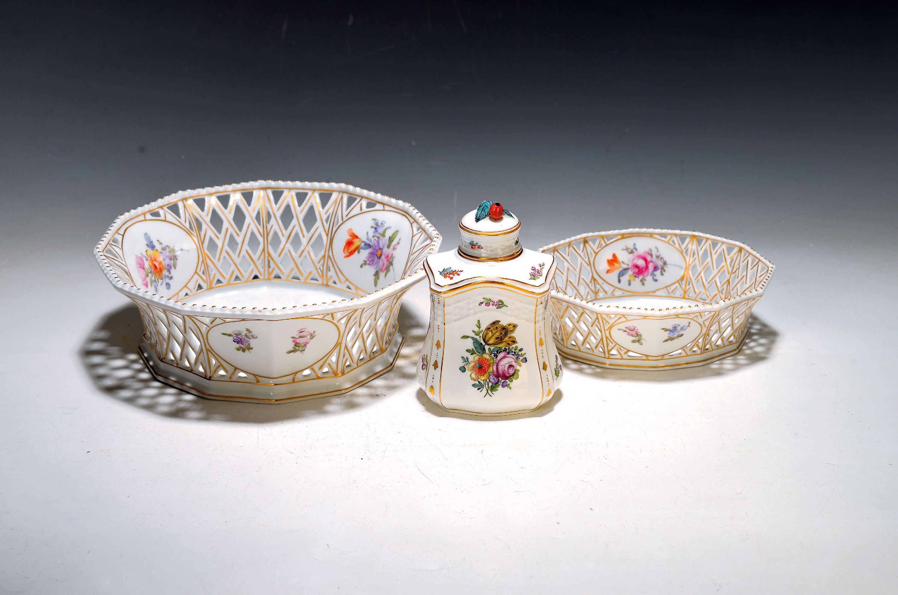 Image 27055103 - Zwei Korbschalen und eine Teedose, Nymphenburg, 20. Jh., Porzellan Schalen mit Perlrand ...