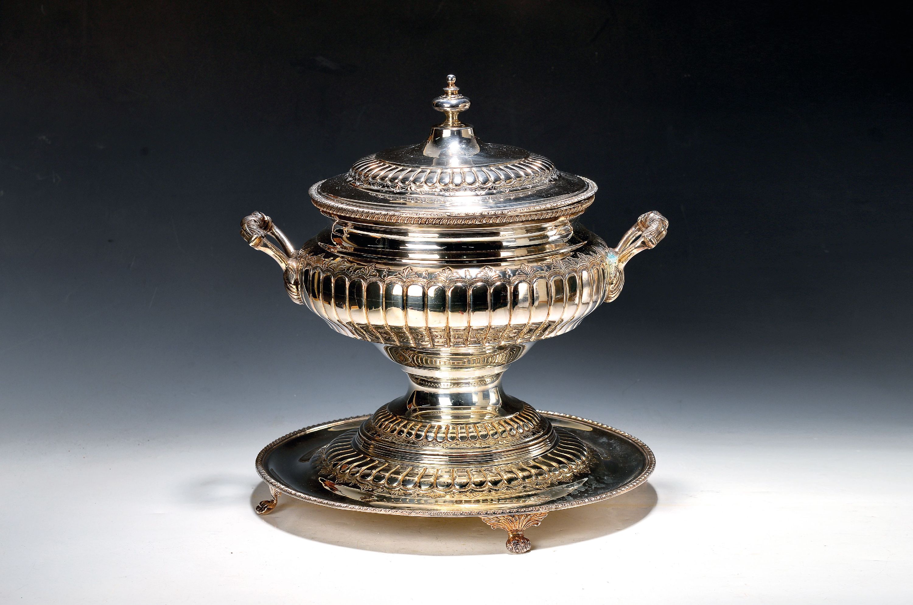 Großer Tafelaufsatz, Portugal, 20. Jh., Metall versilbert, Empirestil, H. ca. 36cm, D. Unterteller ca. 36cm
