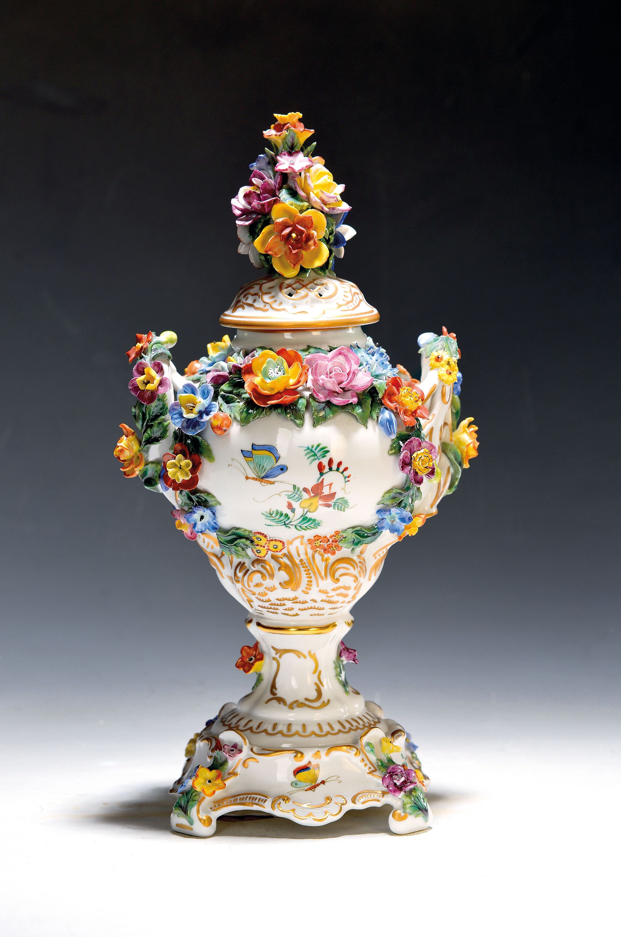 Image 27055117 - Deckelvase, Dresden, um 1910-20, Porzellan, reich appliziert mit vollplastischen Blüten ...