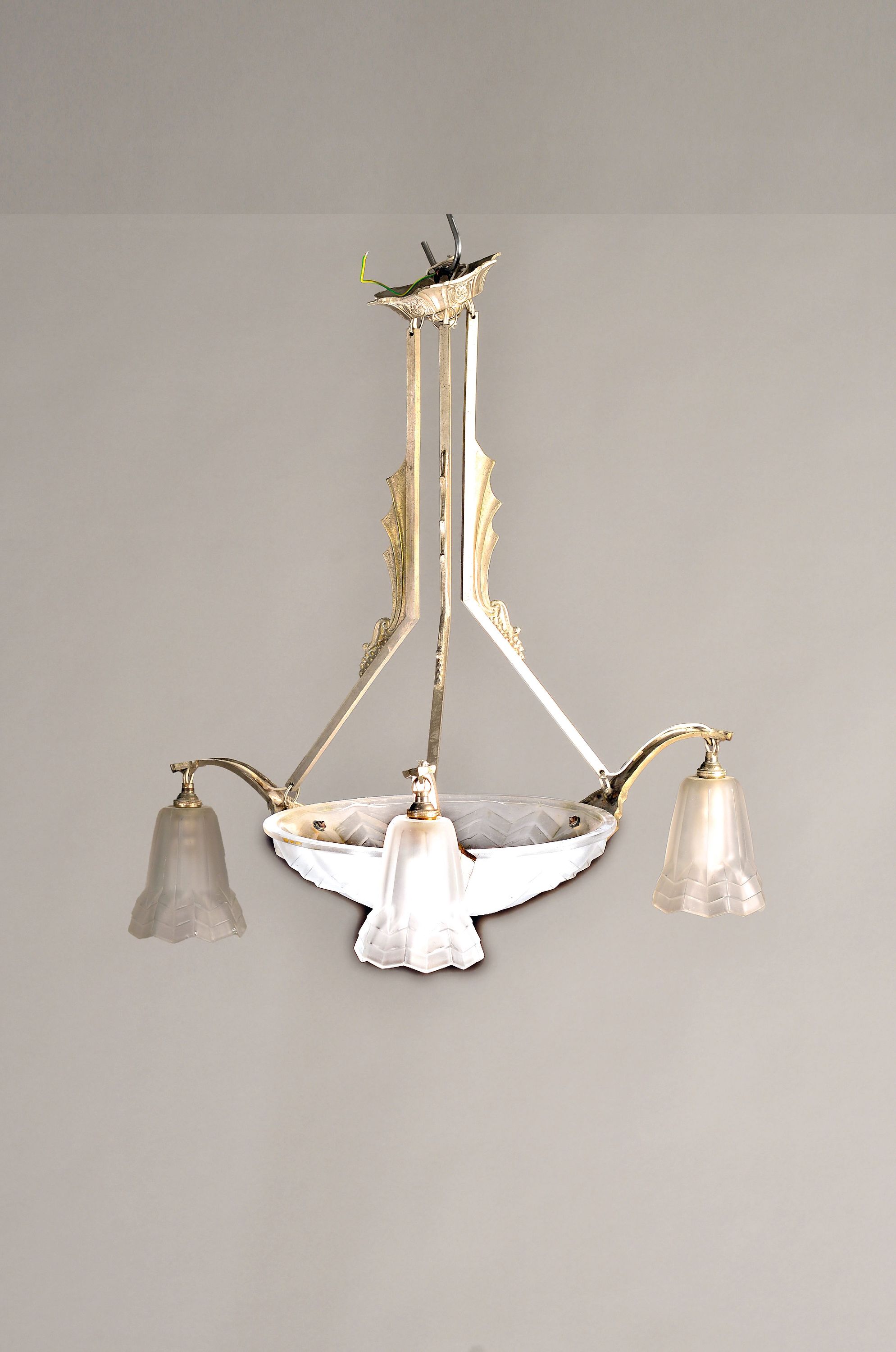 Image 27055118 - Deckenlampe, Frankreich, um 1930, Art-Deco, vernickelte Metallmontur, Schale und Glocken ...