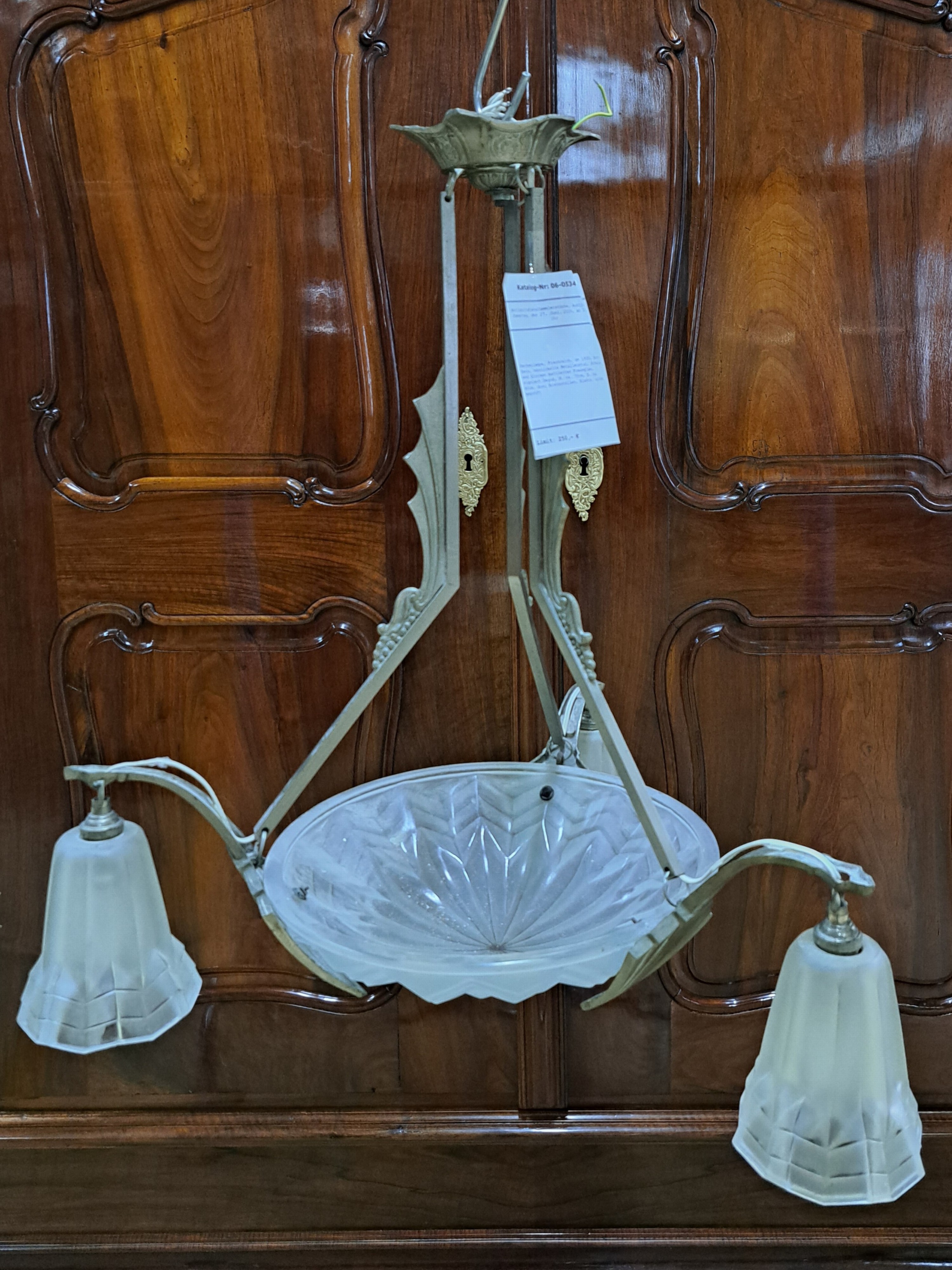 Detail a: Deckenlampe, Frankreich, um 1930, Art-Deco, vernickelte Metallmontur, Schale und Glocken mattiertes Pressglas, signiert Degué, H. ca. 70cm, D. ca. ...