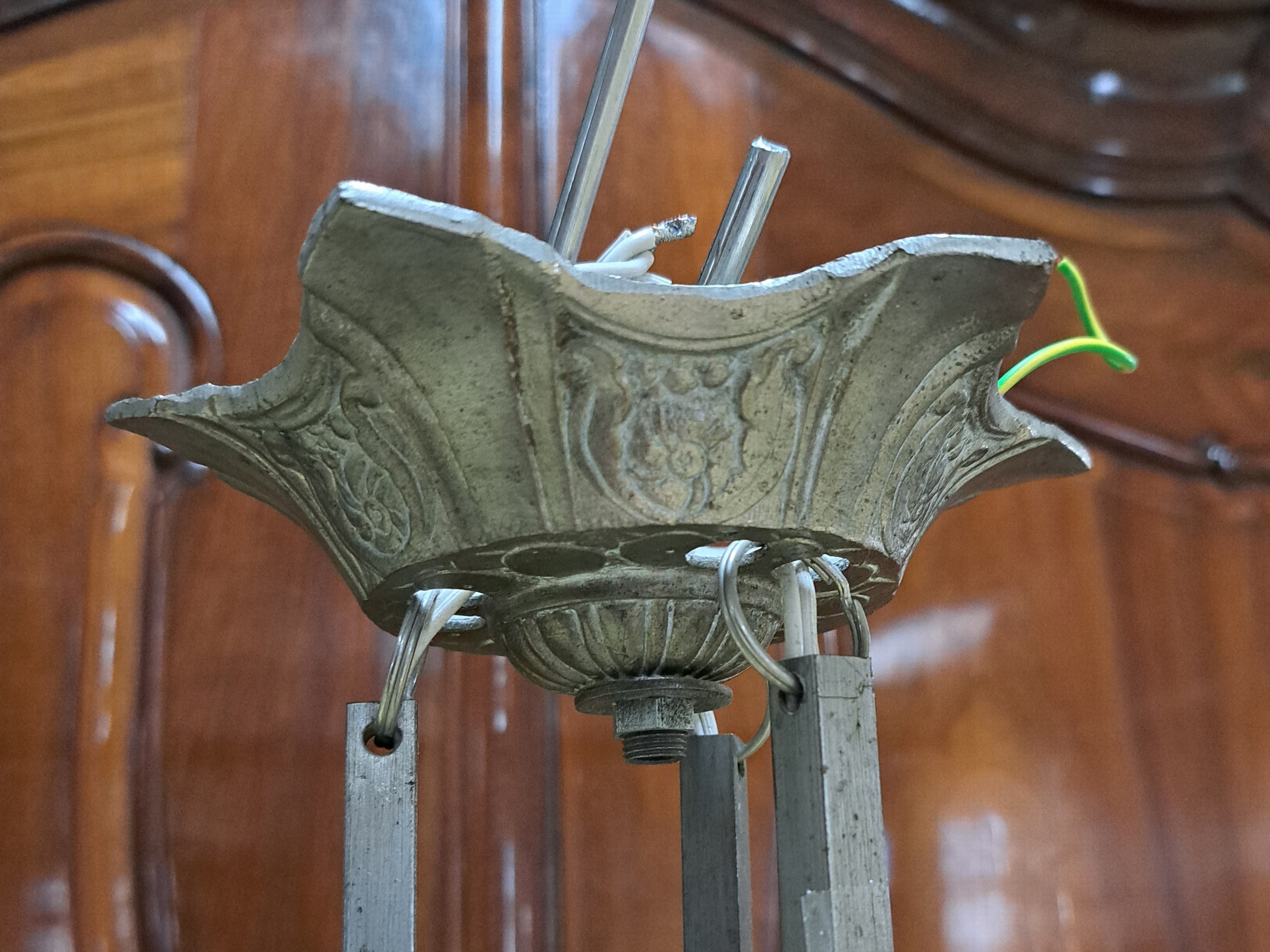 Detail b: Deckenlampe, Frankreich, um 1930, Art-Deco, vernickelte Metallmontur, Schale und Glocken mattiertes Pressglas, signiert Degué, H. ca. 70cm, D. ca. ...