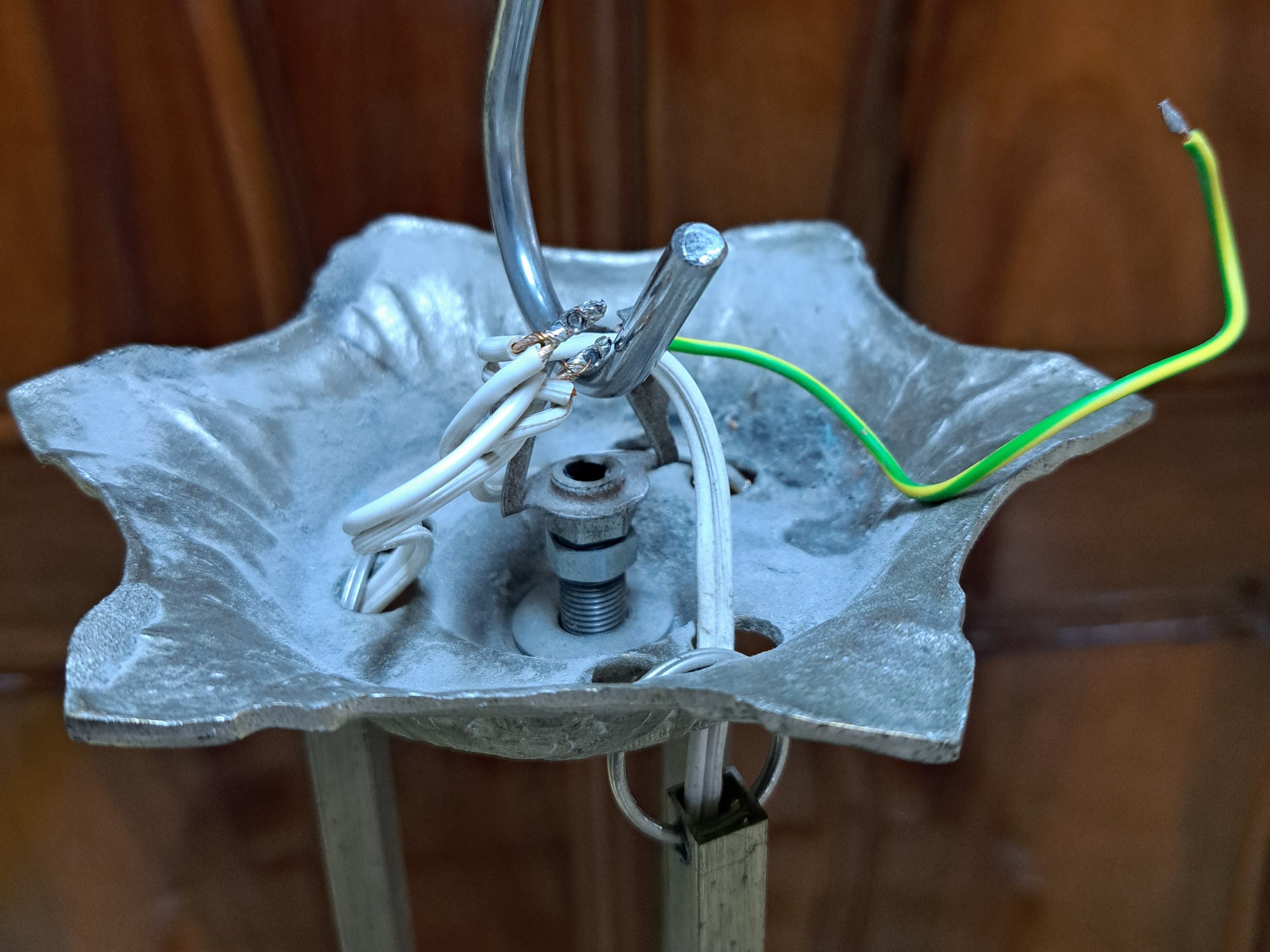 Detail c: Deckenlampe, Frankreich, um 1930, Art-Deco, vernickelte Metallmontur, Schale und Glocken mattiertes Pressglas, signiert Degué, H. ca. 70cm, D. ca. ...