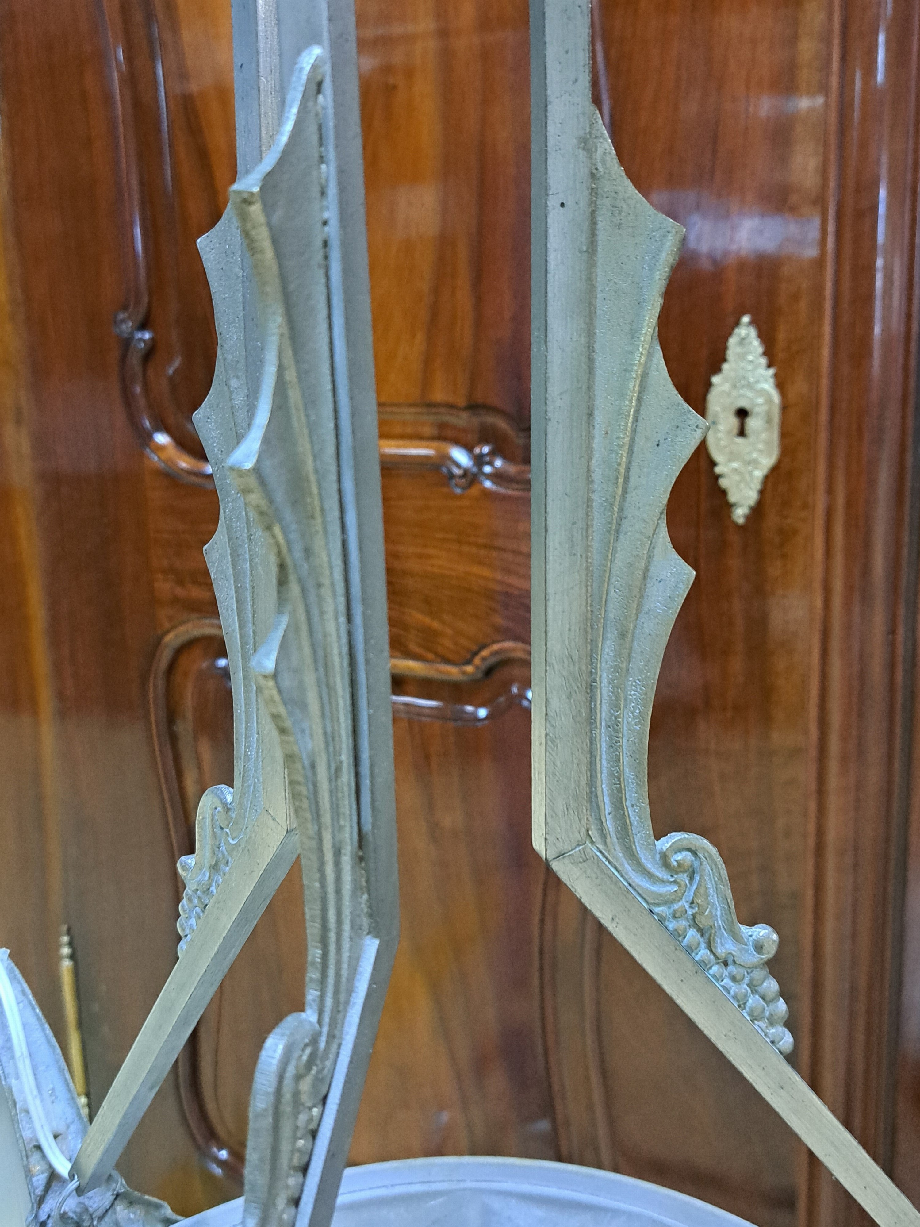 Detail d: Deckenlampe, Frankreich, um 1930, Art-Deco, vernickelte Metallmontur, Schale und Glocken mattiertes Pressglas, signiert Degué, H. ca. 70cm, D. ca. ...