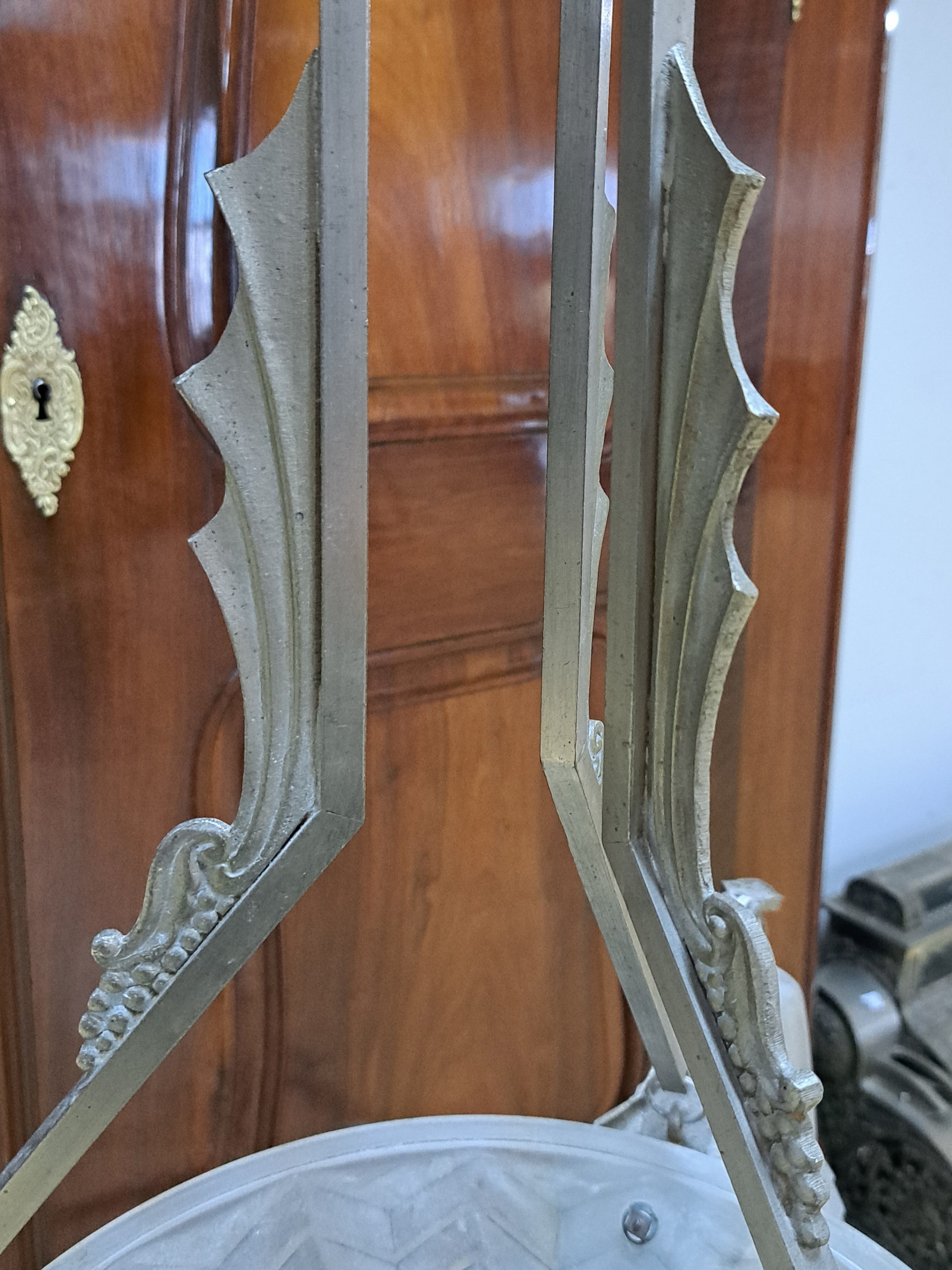 Detail e: Deckenlampe, Frankreich, um 1930, Art-Deco, vernickelte Metallmontur, Schale und Glocken mattiertes Pressglas, signiert Degué, H. ca. 70cm, D. ca. ...