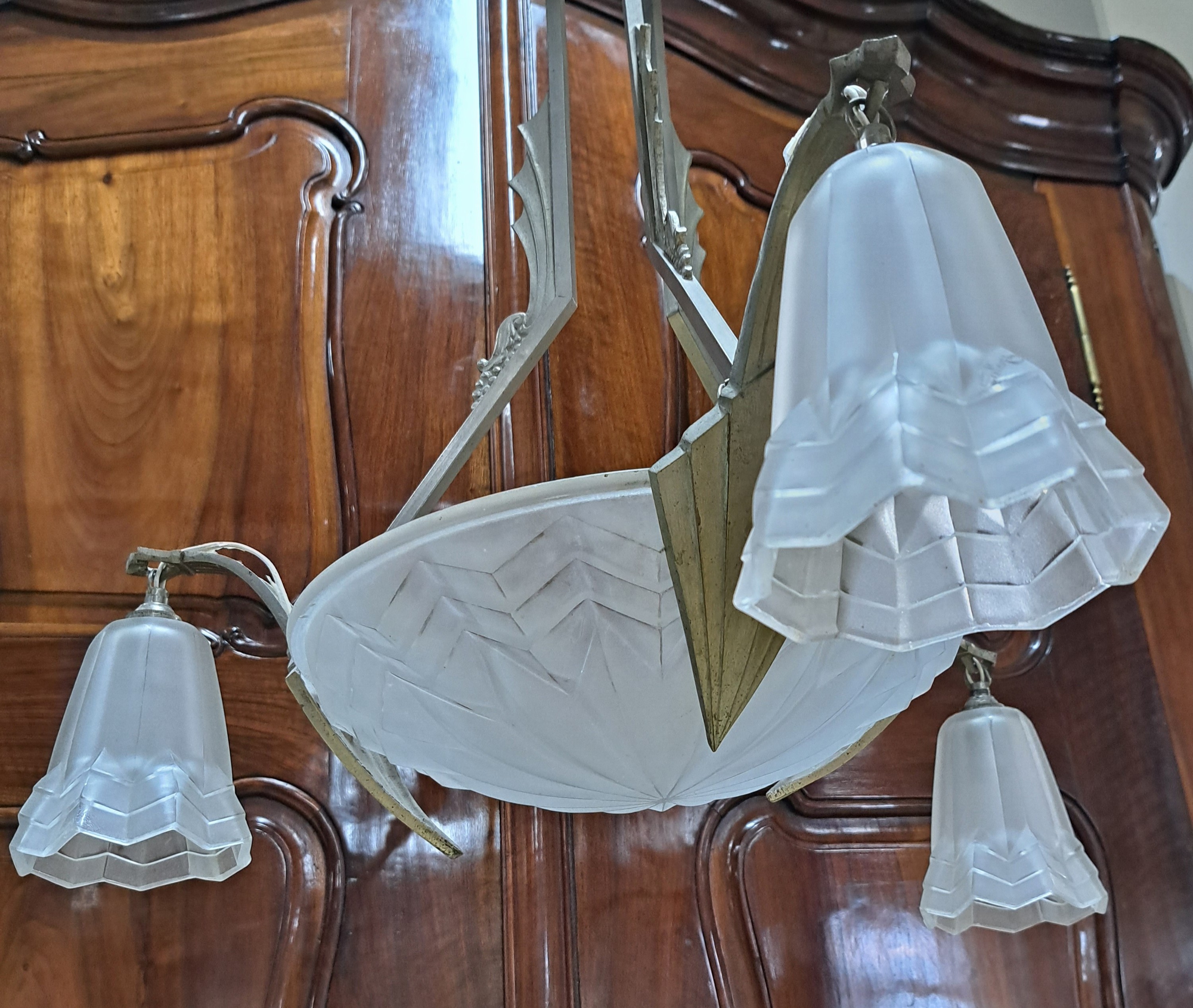 Detail f: Deckenlampe, Frankreich, um 1930, Art-Deco, vernickelte Metallmontur, Schale und Glocken mattiertes Pressglas, signiert Degué, H. ca. 70cm, D. ca. ...