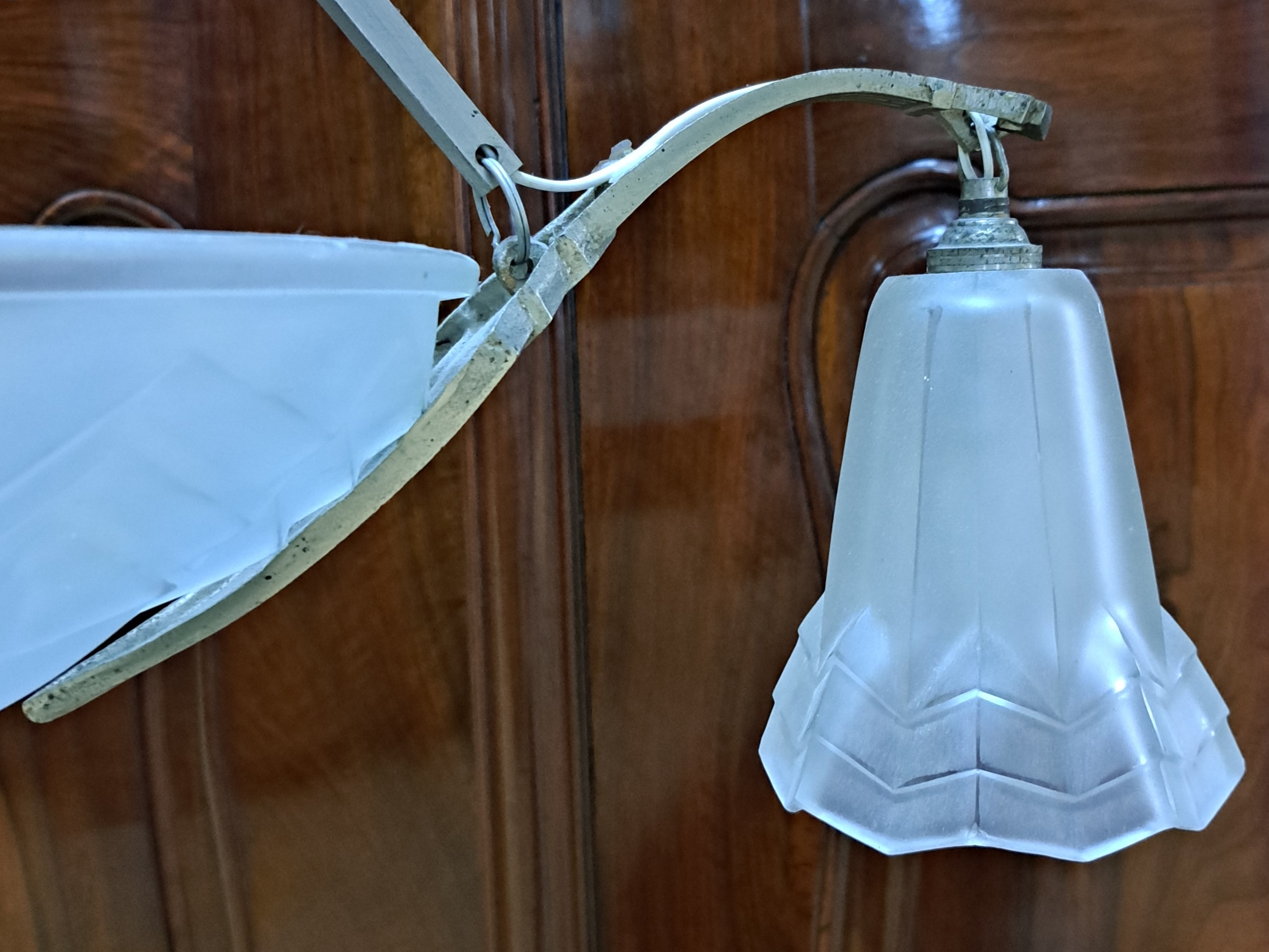 Detail g: Deckenlampe, Frankreich, um 1930, Art-Deco, vernickelte Metallmontur, Schale und Glocken mattiertes Pressglas, signiert Degué, H. ca. 70cm, D. ca. ...
