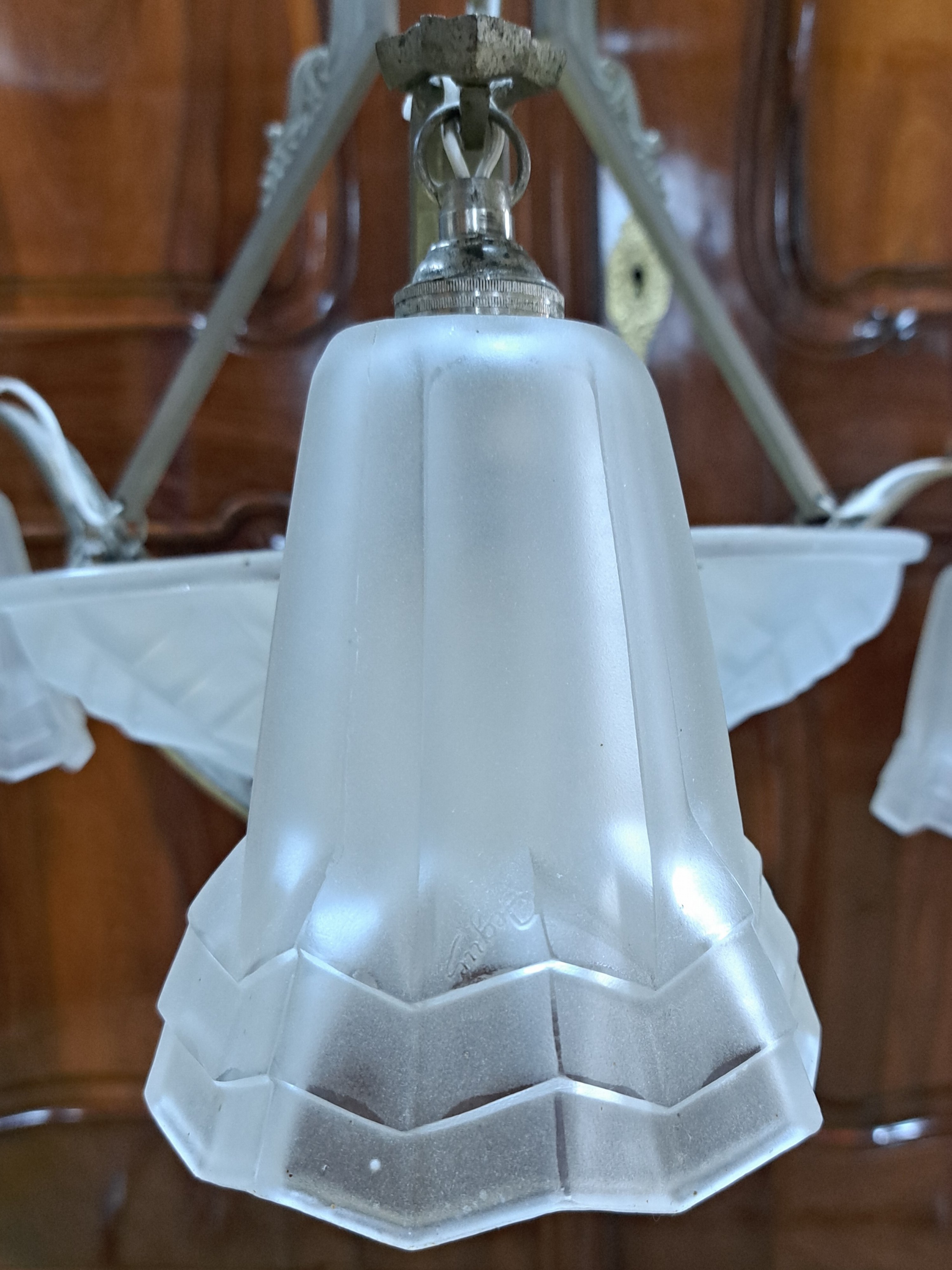 Detail h: Deckenlampe, Frankreich, um 1930, Art-Deco, vernickelte Metallmontur, Schale und Glocken mattiertes Pressglas, signiert Degué, H. ca. 70cm, D. ca. ...
