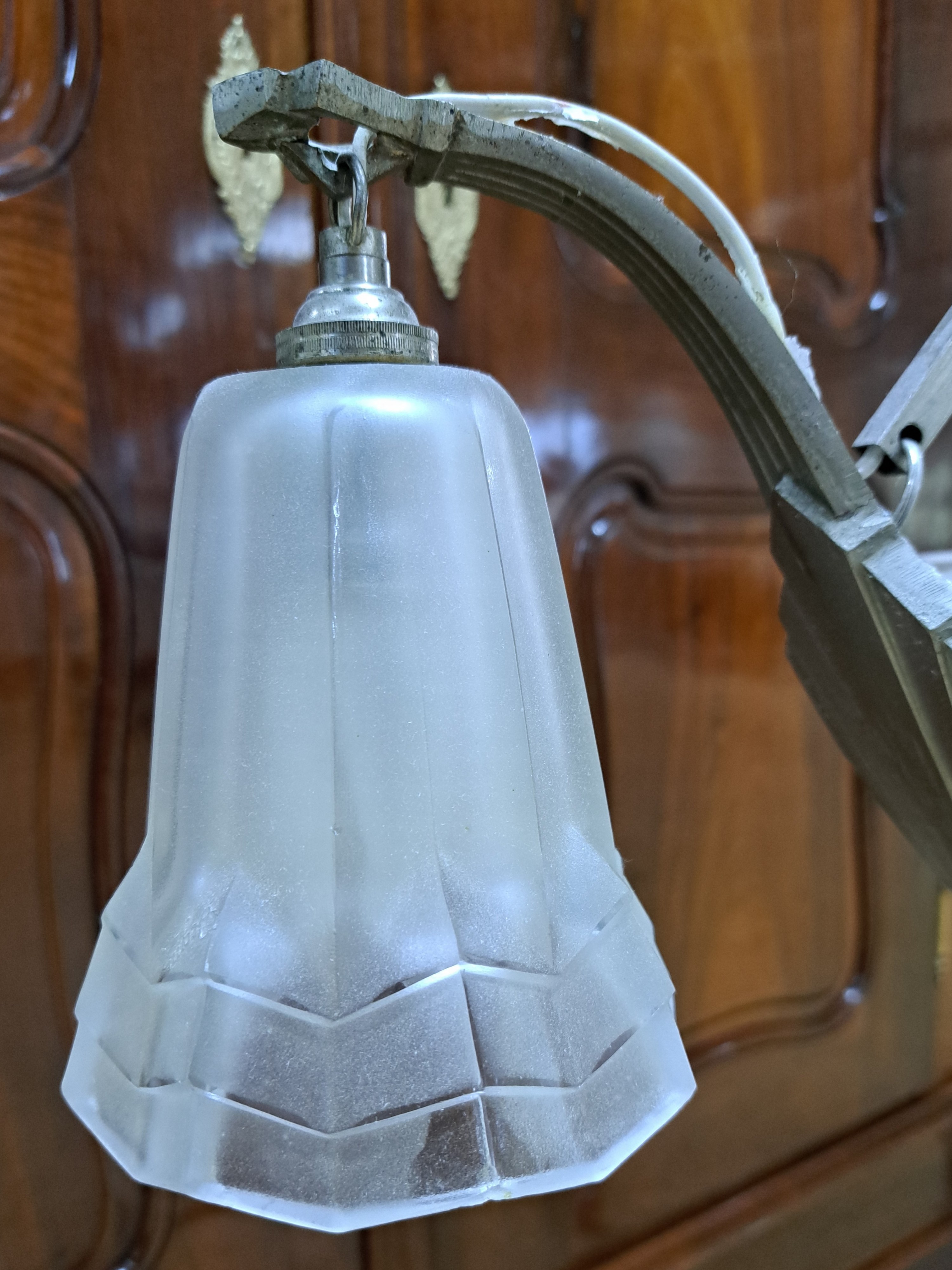 Detail j: Deckenlampe, Frankreich, um 1930, Art-Deco, vernickelte Metallmontur, Schale und Glocken mattiertes Pressglas, signiert Degué, H. ca. 70cm, D. ca. ...