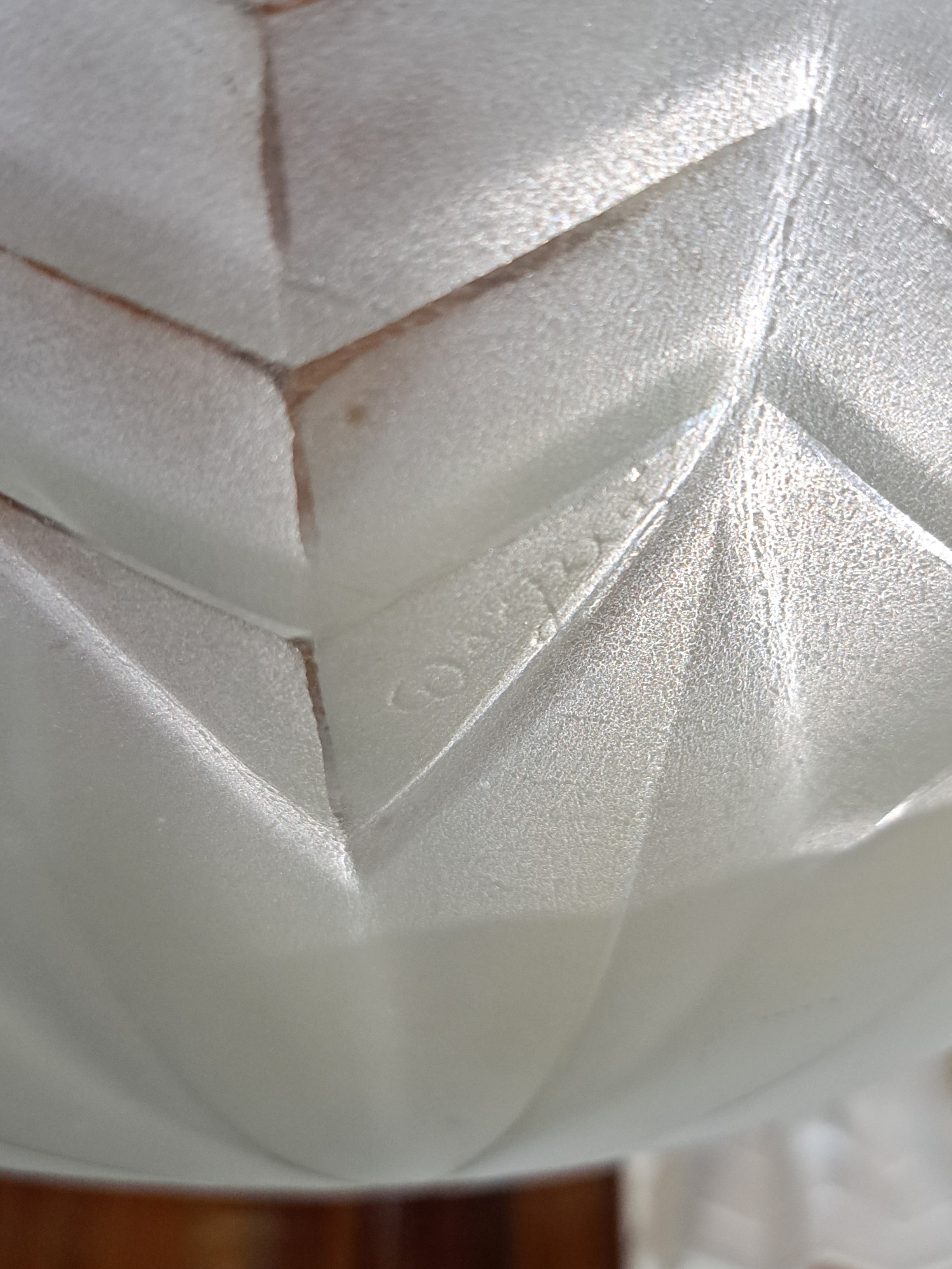 Detail k: Deckenlampe, Frankreich, um 1930, Art-Deco, vernickelte Metallmontur, Schale und Glocken mattiertes Pressglas, signiert Degué, H. ca. 70cm, D. ca. ...