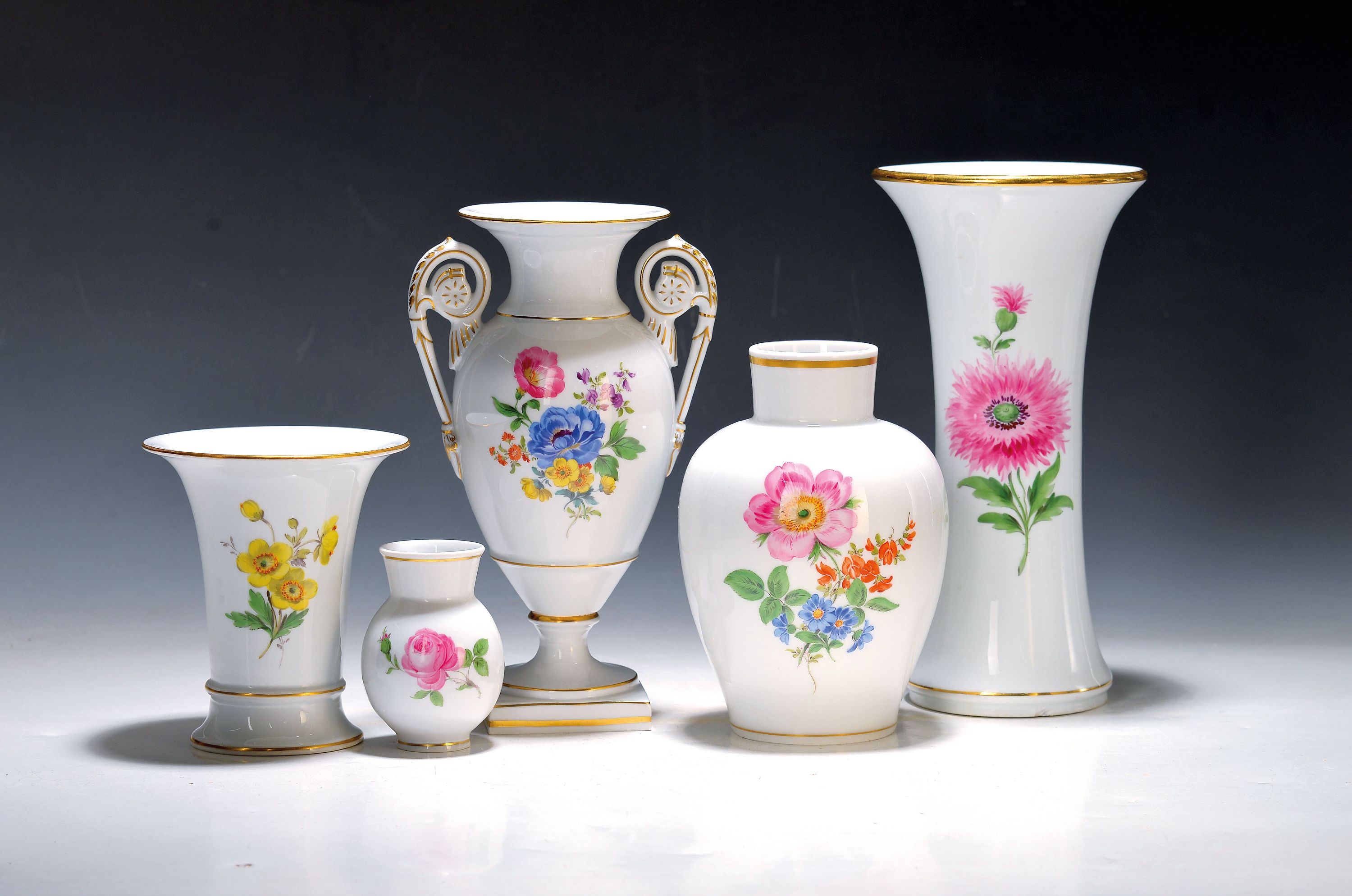 Image 27055120 - 5 Ziervasen mit Blumenmalerei, Meissen, 20.Jh., Porzellan, 2.Wahl: Trichtervase, ...