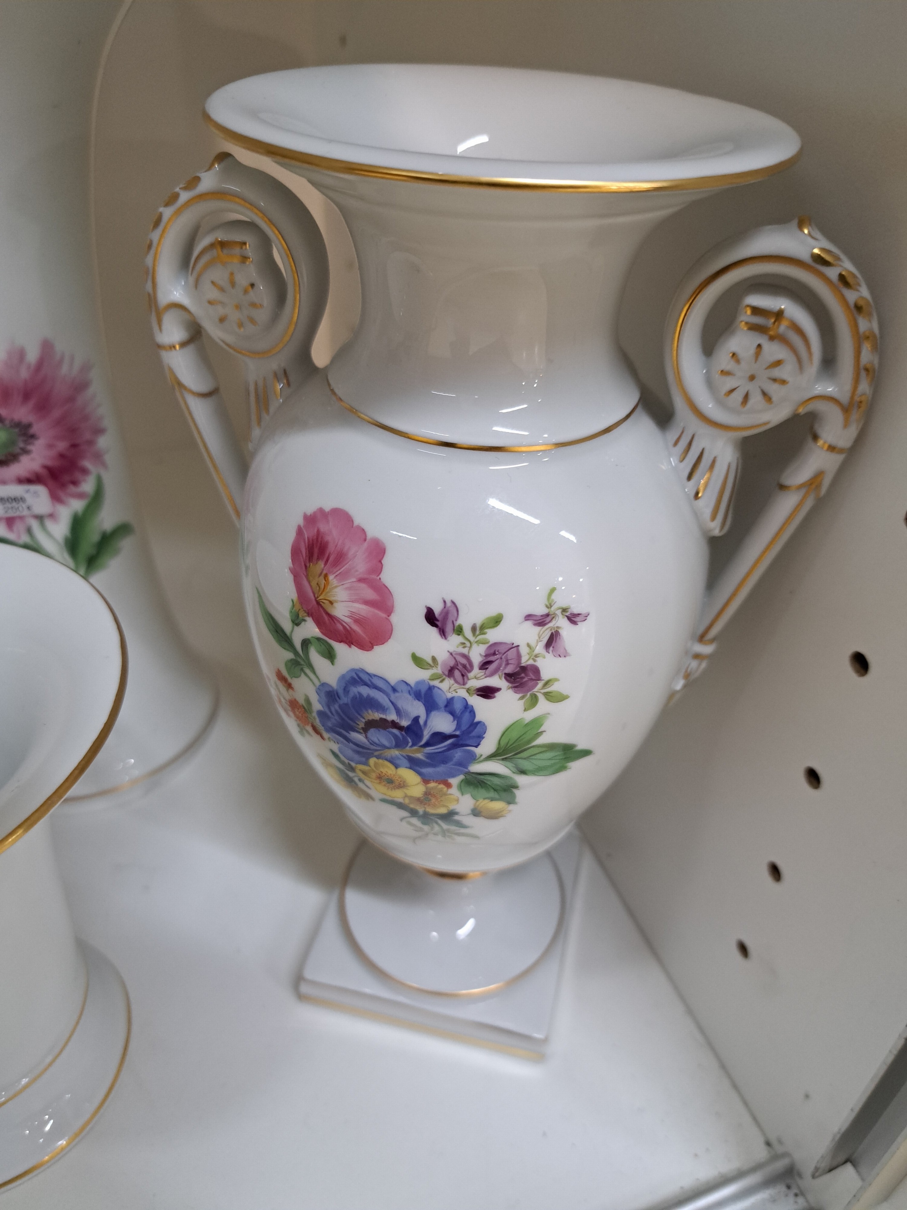 Detail a: 5 Ziervasen mit Blumenmalerei, Meissen, 20.Jh., Porzellan, 2.Wahl: Trichtervase, Pfeiffer-Zeit H. 24cm, Amphorenvase H. 23cm, kleine gebauchte Vase ...