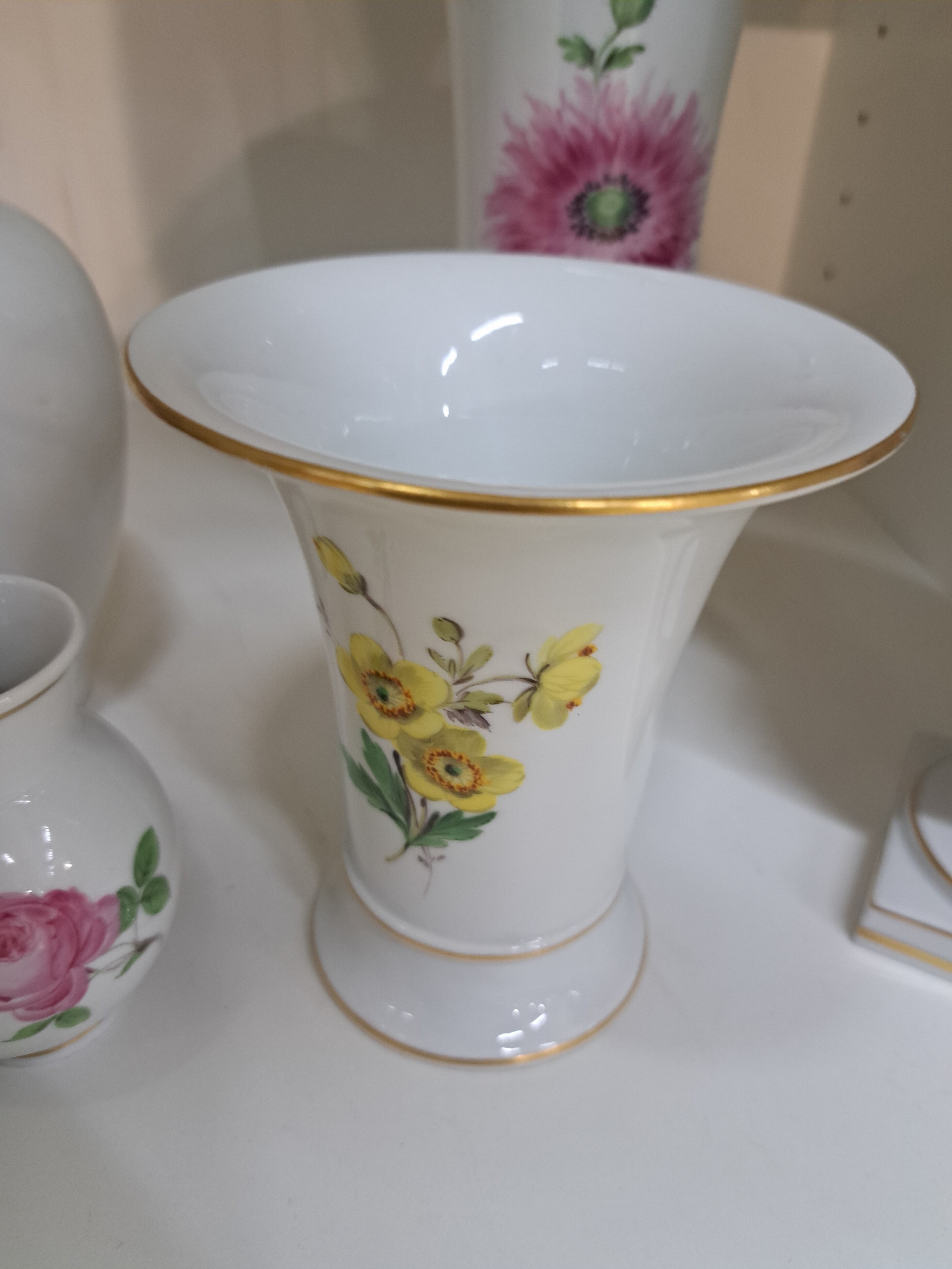 Detail b: 5 Ziervasen mit Blumenmalerei, Meissen, 20.Jh., Porzellan, 2.Wahl: Trichtervase, Pfeiffer-Zeit H. 24cm, Amphorenvase H. 23cm, kleine gebauchte Vase ...