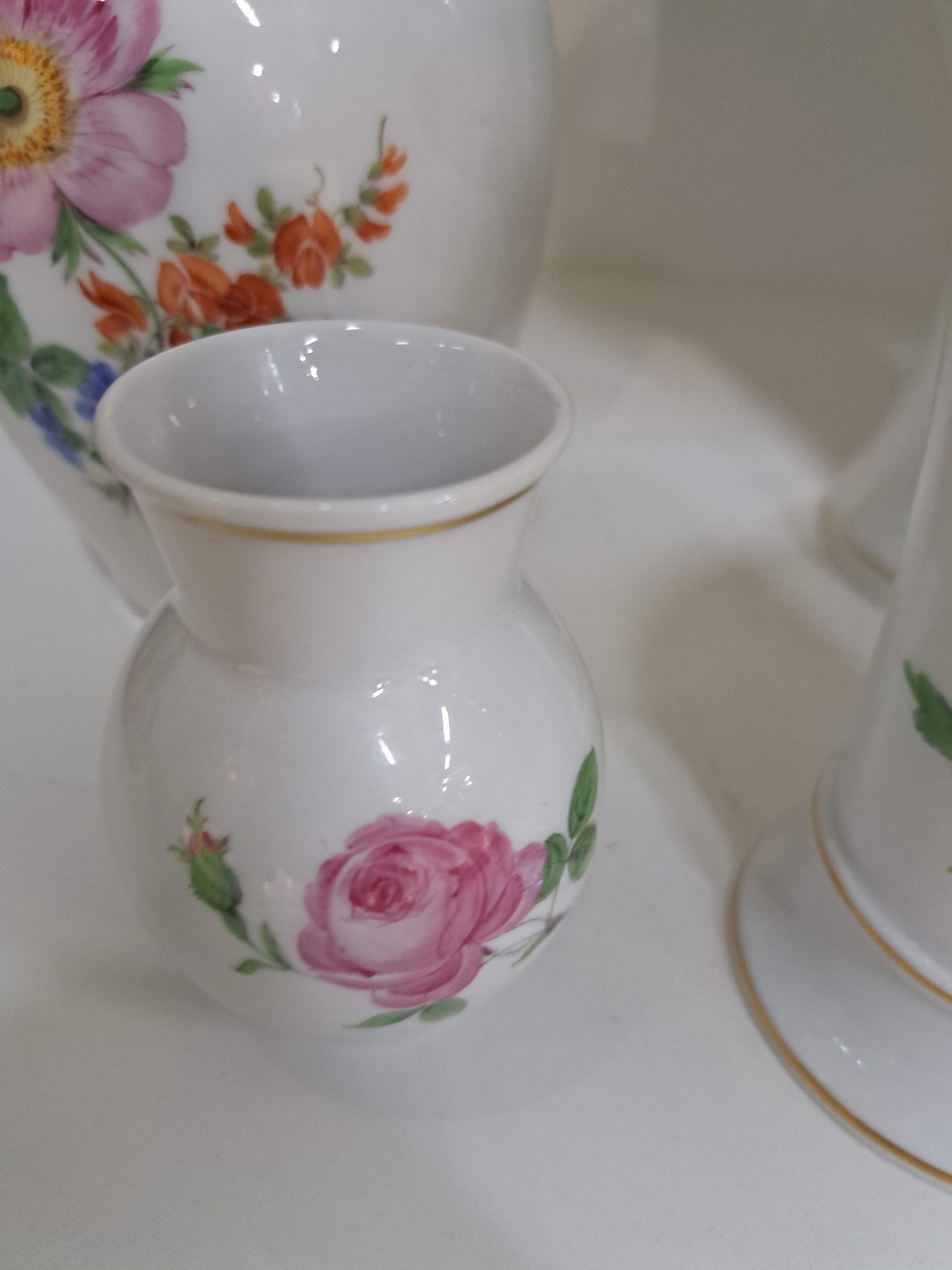 Detail c: 5 Ziervasen mit Blumenmalerei, Meissen, 20.Jh., Porzellan, 2.Wahl: Trichtervase, Pfeiffer-Zeit H. 24cm, Amphorenvase H. 23cm, kleine gebauchte Vase ...