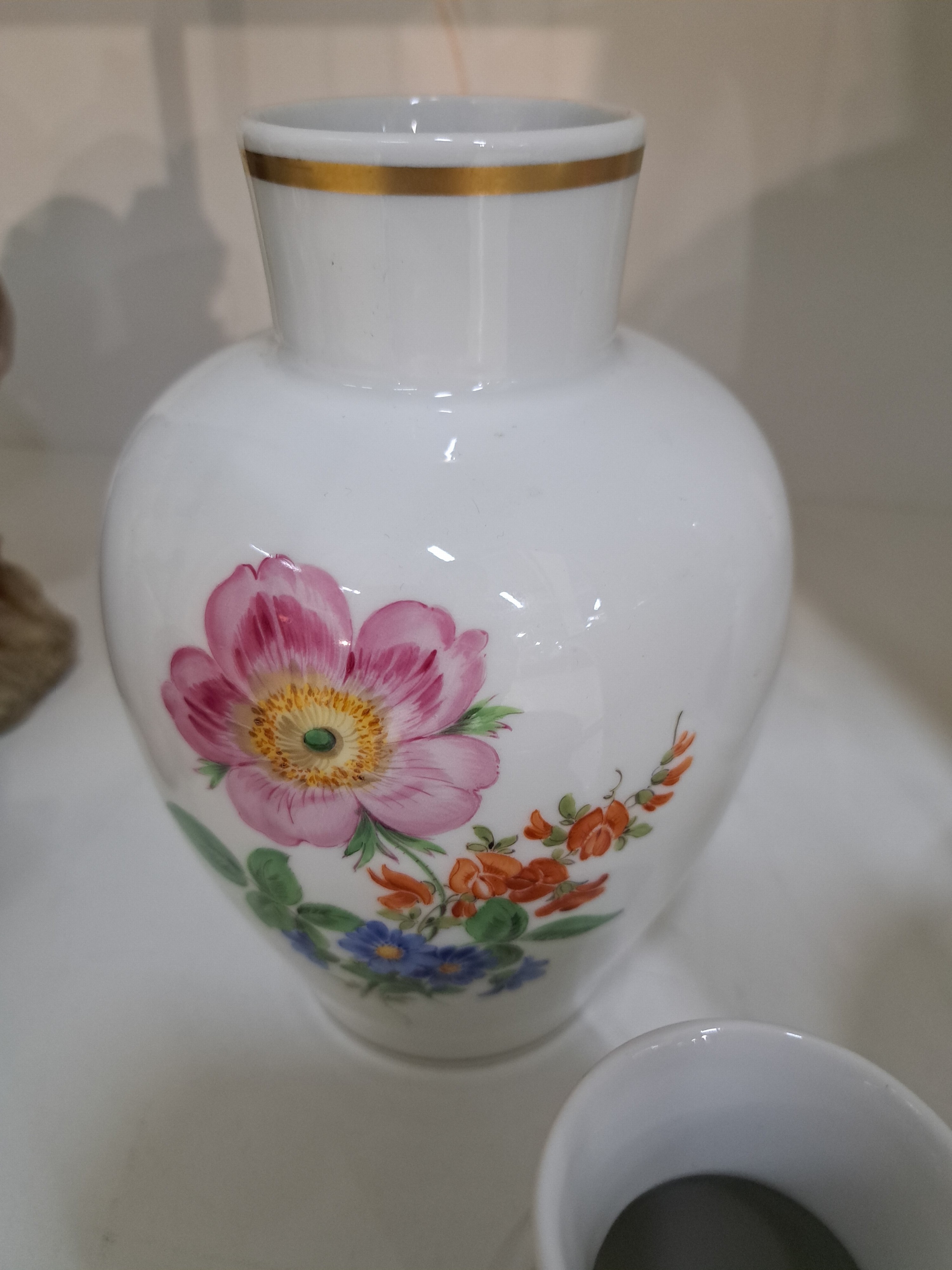 Detail d: 5 Ziervasen mit Blumenmalerei, Meissen, 20.Jh., Porzellan, 2.Wahl: Trichtervase, Pfeiffer-Zeit H. 24cm, Amphorenvase H. 23cm, kleine gebauchte Vase ...
