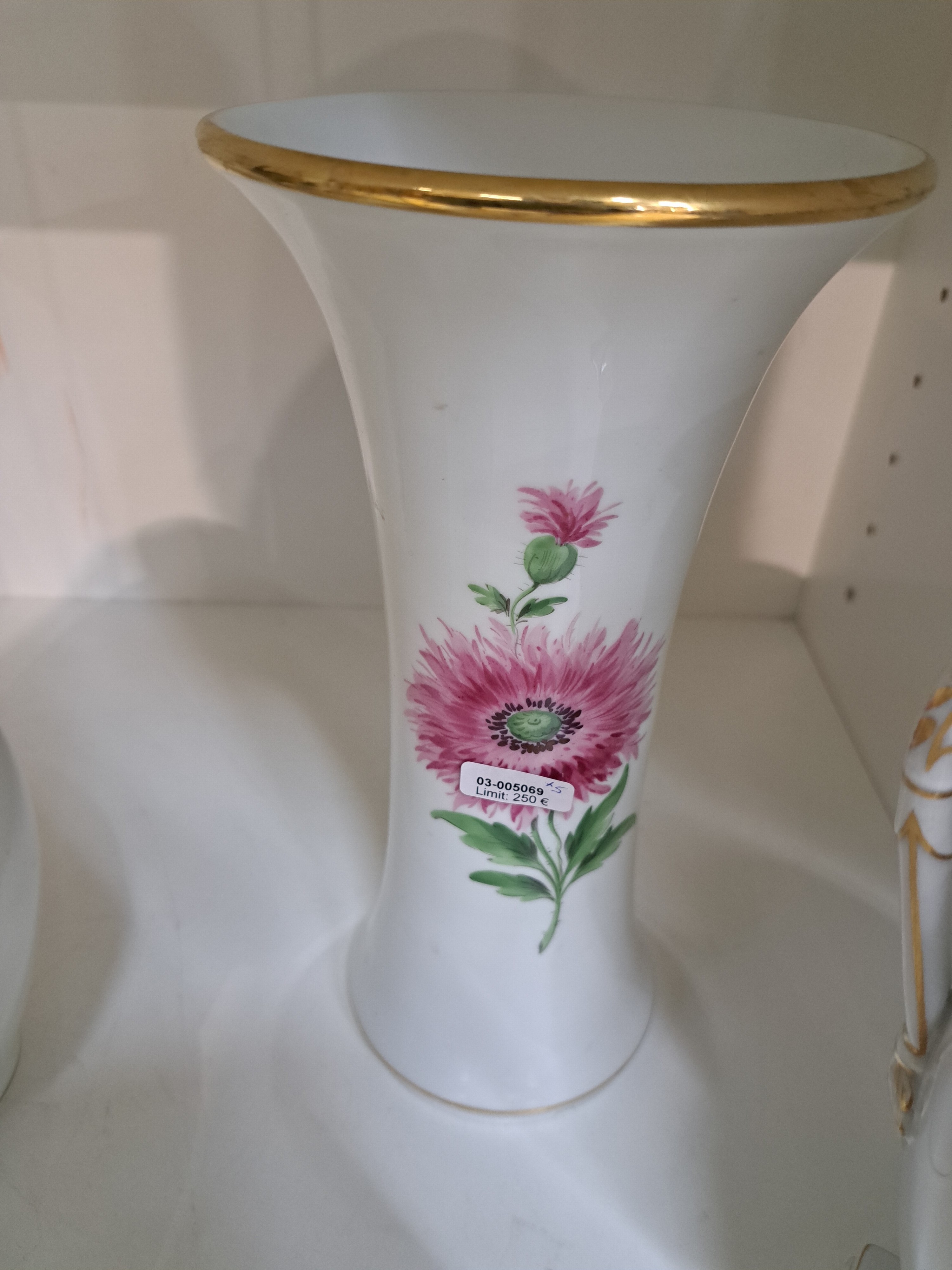 Detail e: 5 Ziervasen mit Blumenmalerei, Meissen, 20.Jh., Porzellan, 2.Wahl: Trichtervase, Pfeiffer-Zeit H. 24cm, Amphorenvase H. 23cm, kleine gebauchte Vase ...