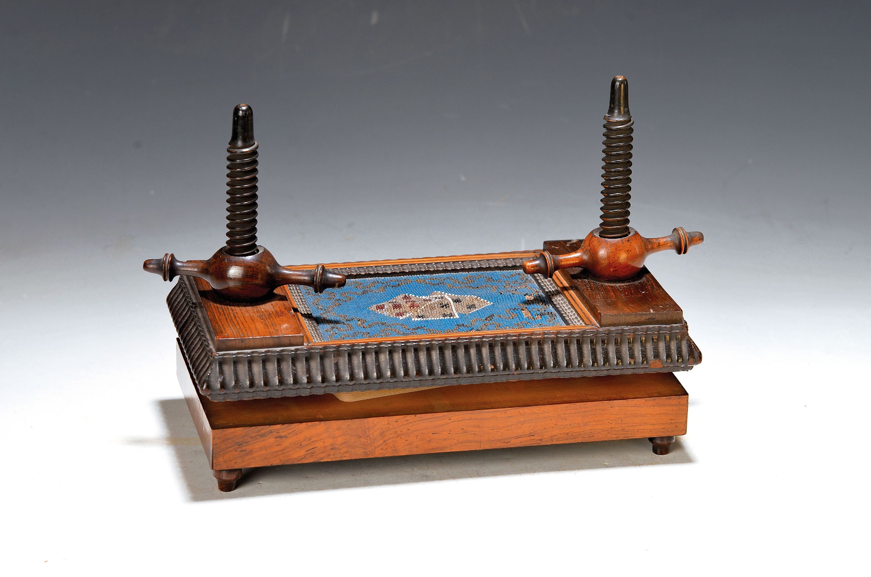 Image 27055121 - Spielkartenpresse, fortgeschrittenes 19.Jh., Holz, z.T. Palisanderfurnier, Paar ...