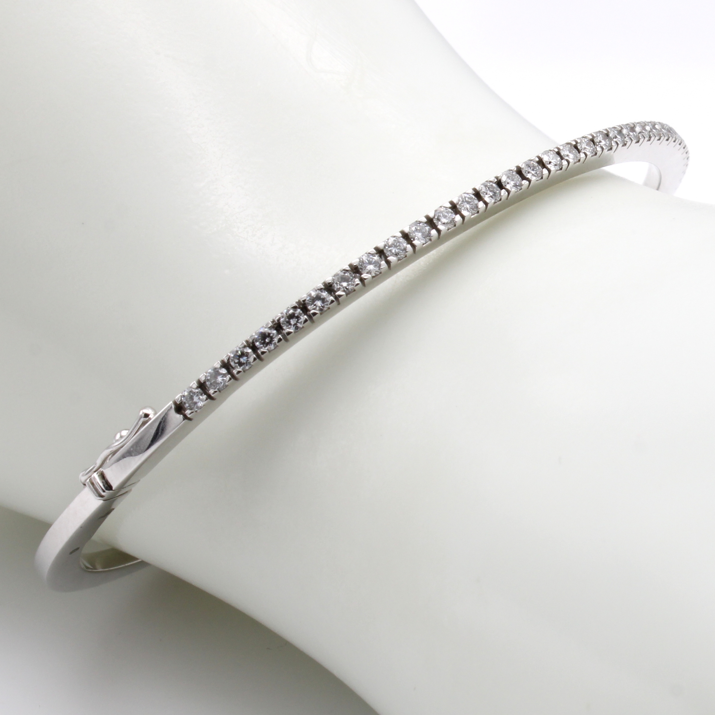 Image 27055138 - Armreif mit Brillanten, WG 750/000, 57 Brill. zus. ca. 0.46 ct Weiß/si, Kastenschl. m. ...