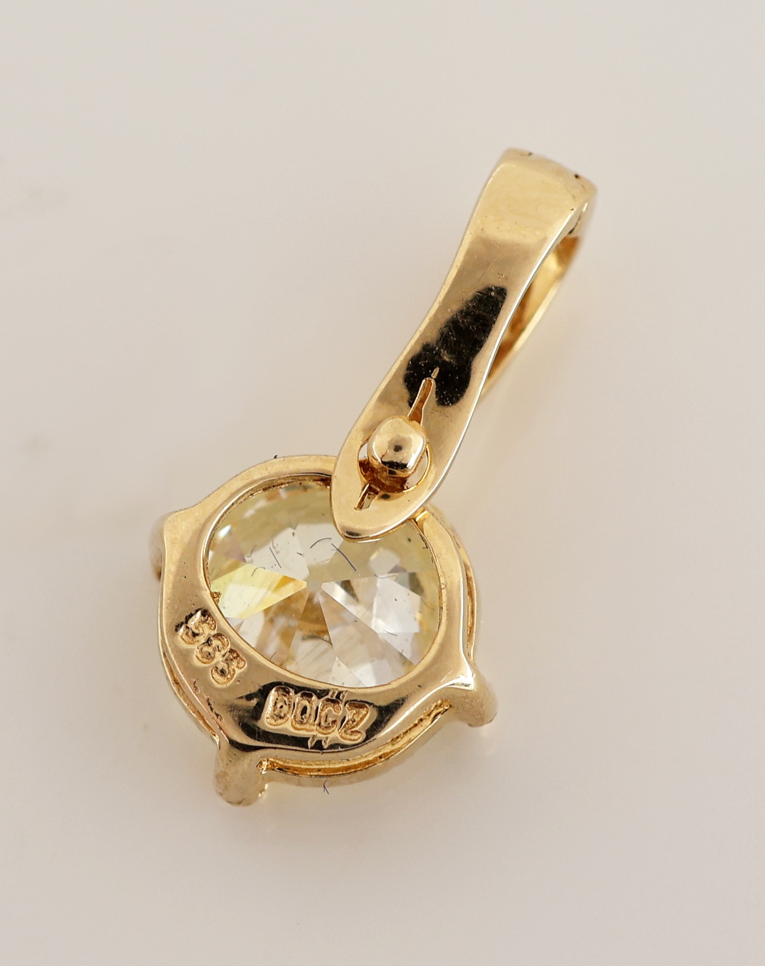 Detail a: 14 kt Gold Diamant-Clipanhänger, GG 585/000, schlicht, Altschliffdiamant ca. 1.41 ct get./si, Stein besch. (Ausbruch an Krappe), ca. 1.1 g