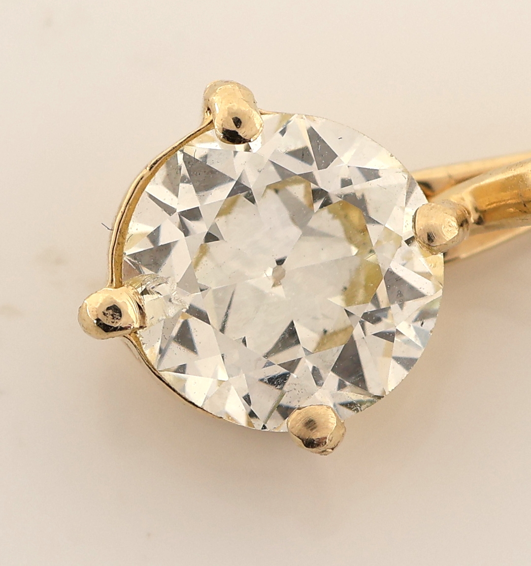 Detail c: 14 kt Gold Diamant-Clipanhänger, GG 585/000, schlicht, Altschliffdiamant ca. 1.41 ct get./si, Stein besch. (Ausbruch an Krappe), ca. 1.1 g