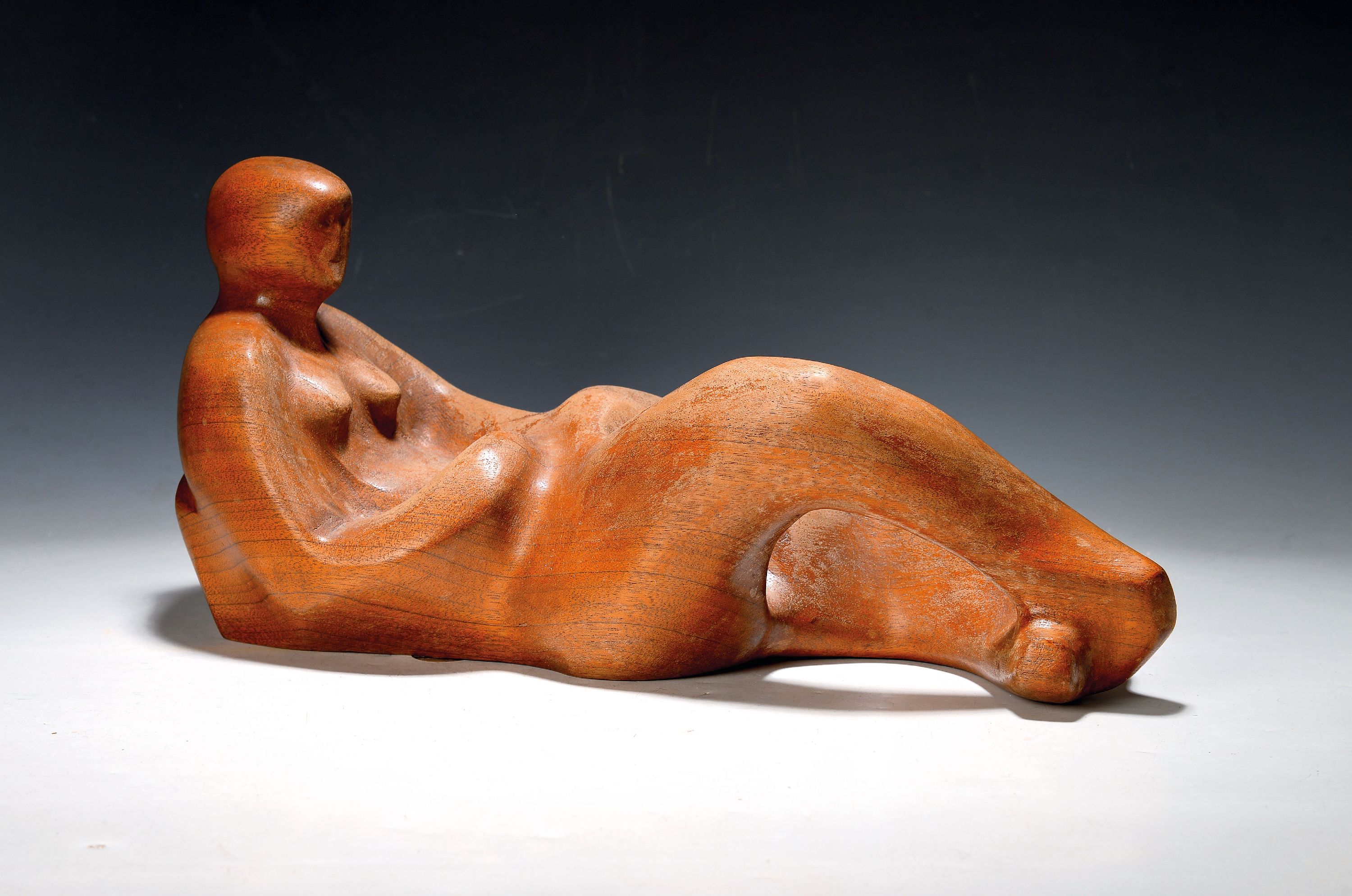 Image 27055165 - Unbekannter Bildhauer nach 1945, monogrammiert KB, Holzskulptur einer liegenden Frau, in ...