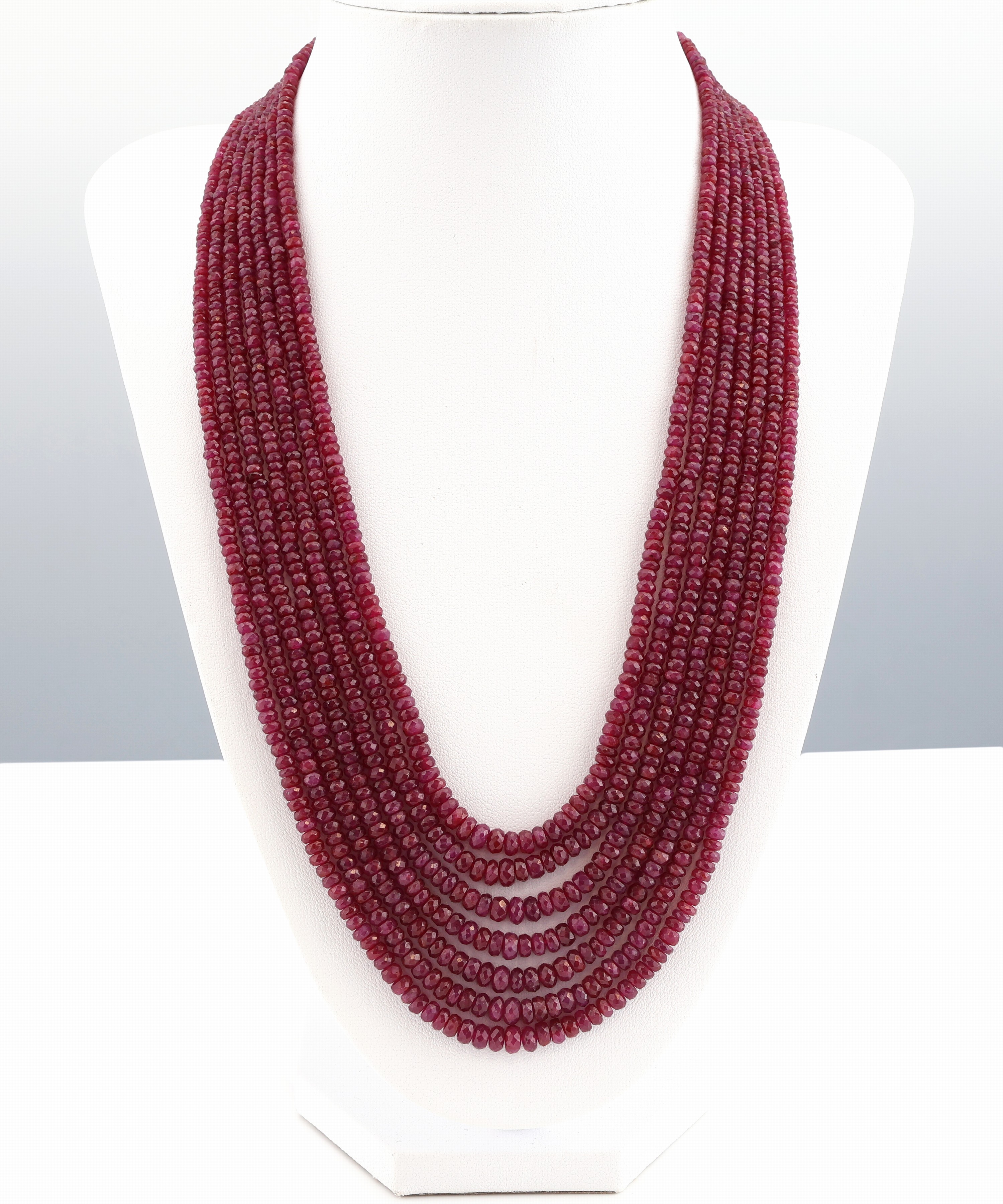 Image 27055185 - Rubin-Collier, wohl Indien, 7-rhg., facett.Rubine (beh.), L. durch Seidenkordel ...