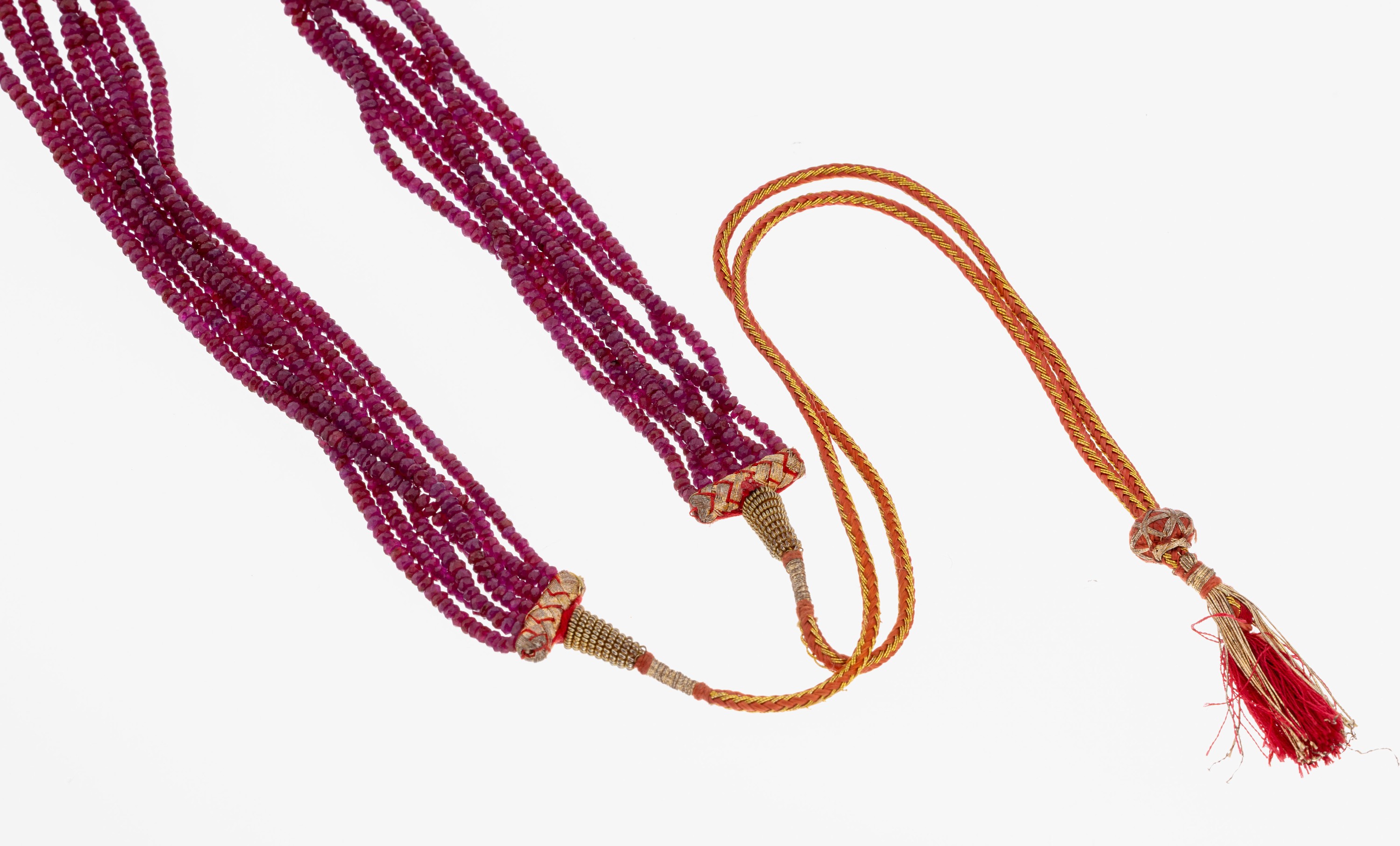 Detail a: Rubin-Collier, wohl Indien, 7-rhg., facett.Rubine (beh.), L. durch Seidenkordel variabel ca. 46-96 cm