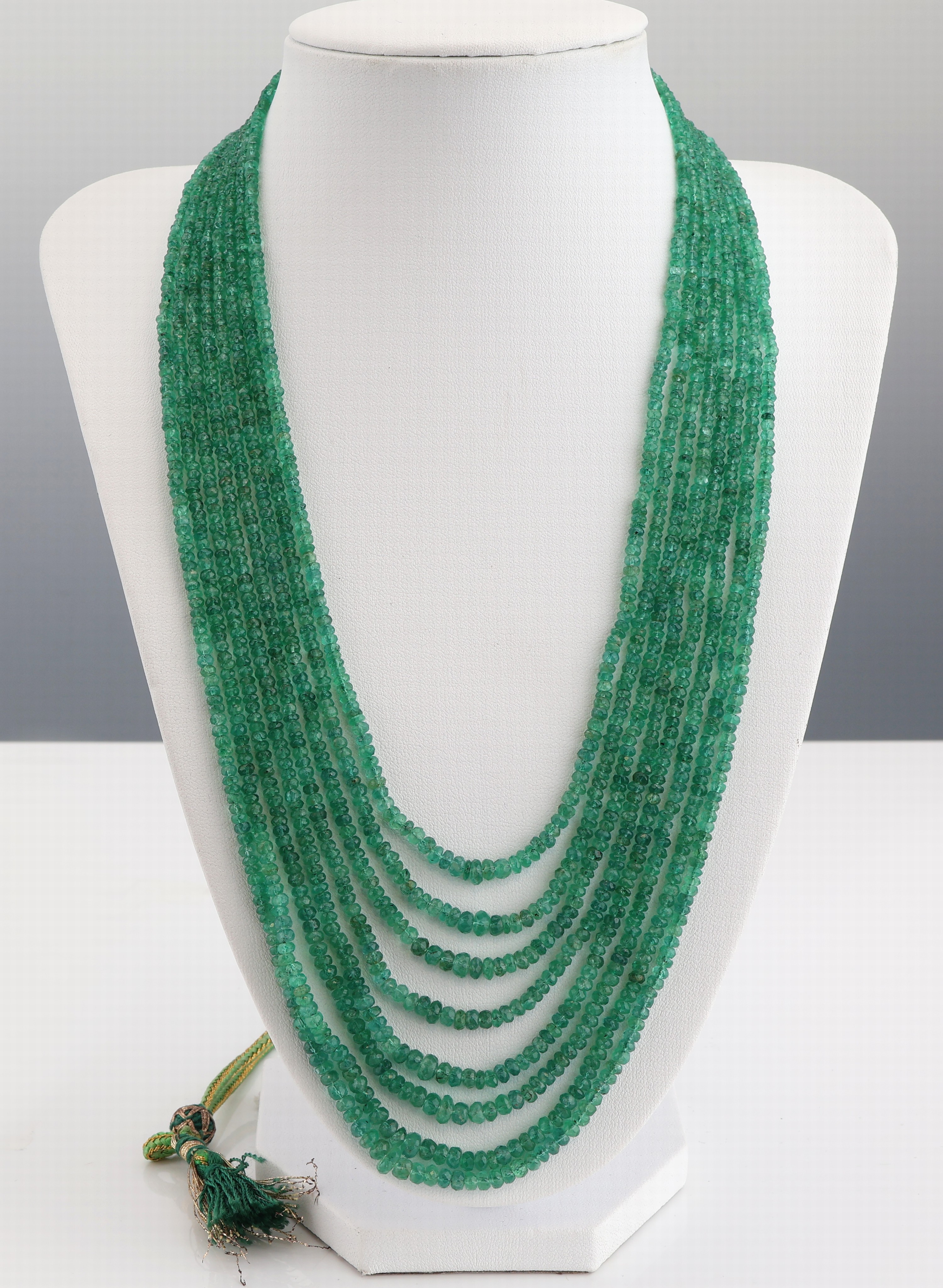 Image 27055186 - Smaragd-Collier, wohl Indien, 8-rhg., facett. Smaragde, an Seidenkordel, L. variabelbis ...