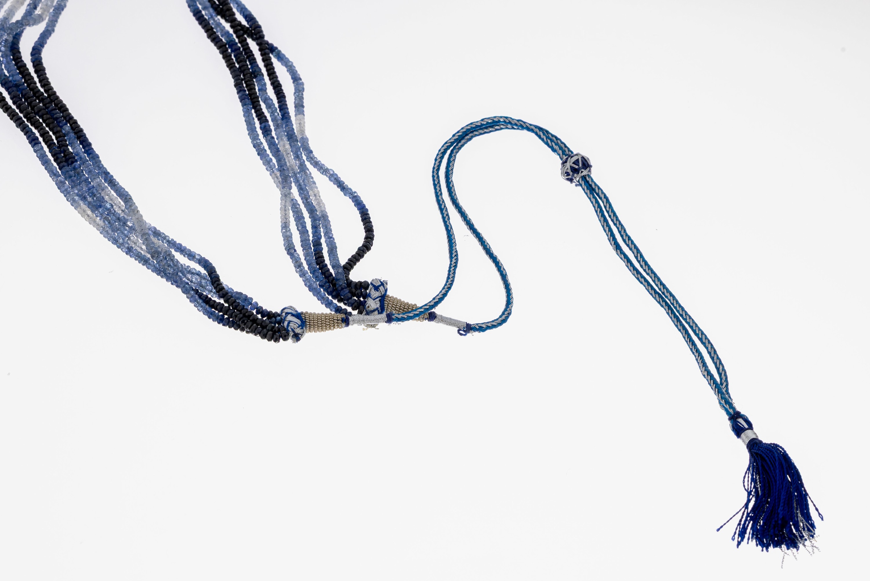 Detail a: Saphir-Collier, wohl Indien, 5-rhg., facett. Saphire im Farbverlauf von hell- bis dunkelblau, Größe min. verlaufend, L. durch Seidenkordel ...