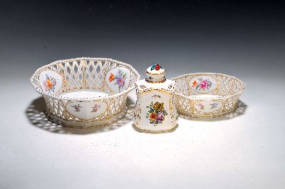 Image Zwei Korbschalen und eine Teedose, Nymphenburg, 20. Jh., Porzellan Schalen mit Perlrand ...