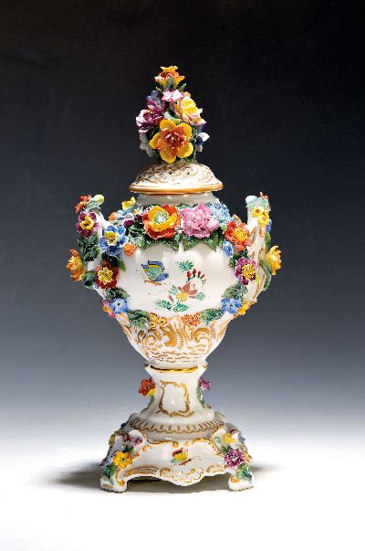 Image Deckelvase, Dresden, um 1910-20, Porzellan, reich appliziert mit vollplastischen Blüten ...
