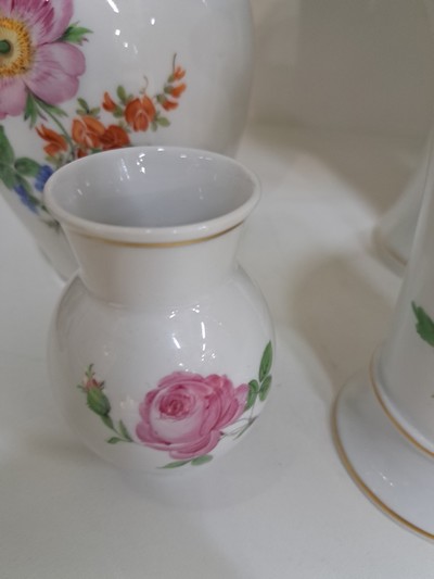 27055120c - 5 Ziervasen mit Blumenmalerei, Meissen, 20.Jh., Porzellan, 2.Wahl: Trichtervase, ...
