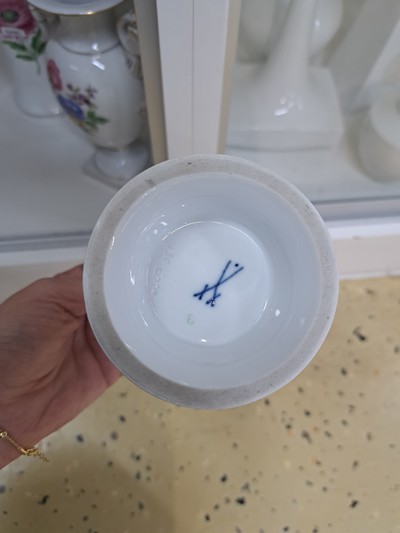 27055120f - 5 Ziervasen mit Blumenmalerei, Meissen, 20.Jh., Porzellan, 2.Wahl: Trichtervase, ...