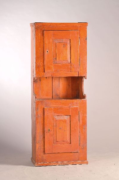 Image Bauernschrank, um 1800, Vollholz in rot gefaßt, zwei Türen ca. 178x67x41 cm, EZ 3